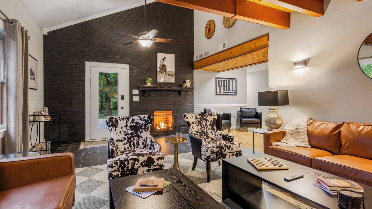 Lawrenceburg House | Bourbon Trail Cabin-Sleeps 10-Hot Tub, Firepit