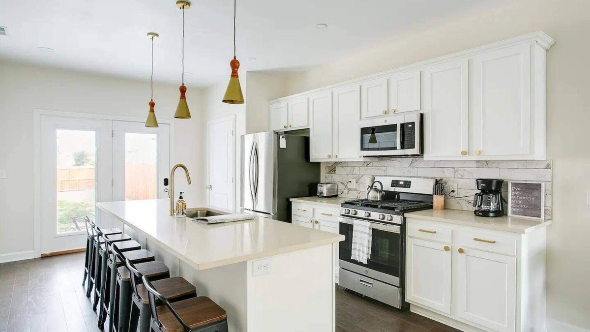 Smoketown Jackson House | Bourbon Trail-Chefs Kitchen-Fenced Yard-Parking