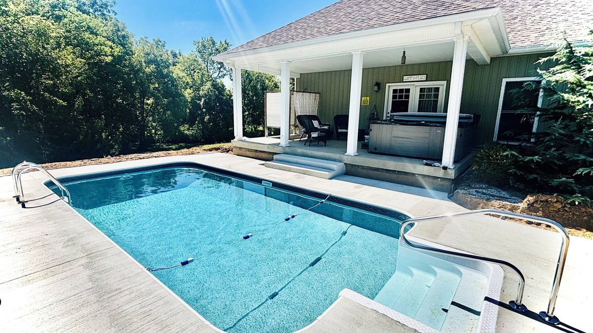 Springfield House | Bourbon Trail POOL Zone! HotTub! Pool Table! Ping Pong! Golden Tee! Big Yard!