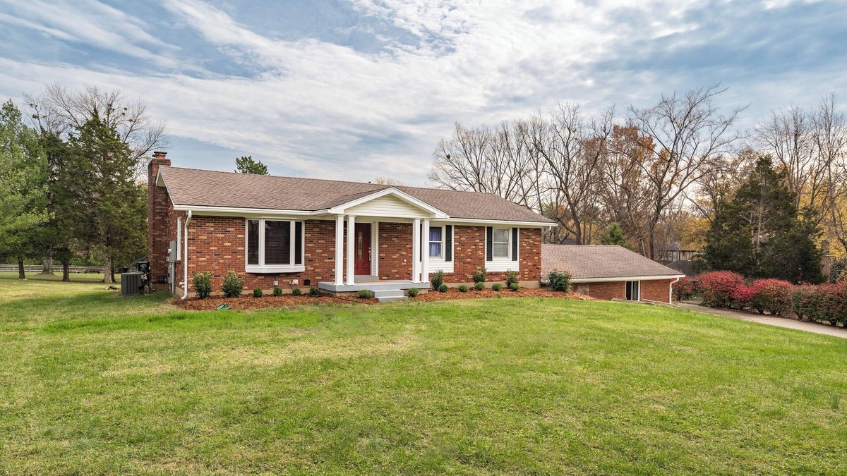 Jeffersontown House | Bourbon Trail Retreat 5 King Beds Sleeps 18 Gated Private Family-Friendly
