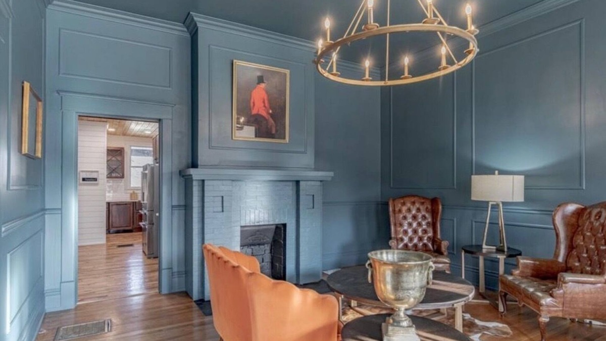 Shelbyville House | Bourbon Trail Retreat . Sleeps 10 + Hot Tub. In the Heart of the Bourbon Trail