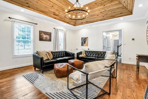 Shelbyville House | Bourbon Trailhot Tubgame Rmpool