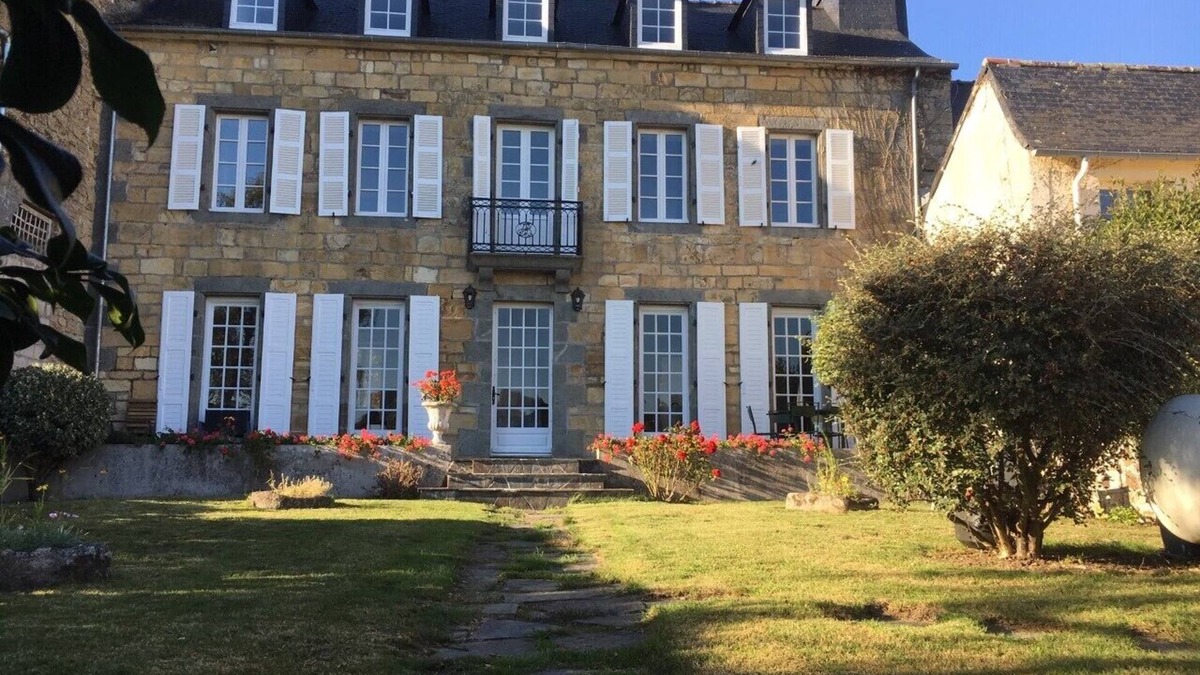 Le Faou House | Bourgeois house with Logonna stone facade