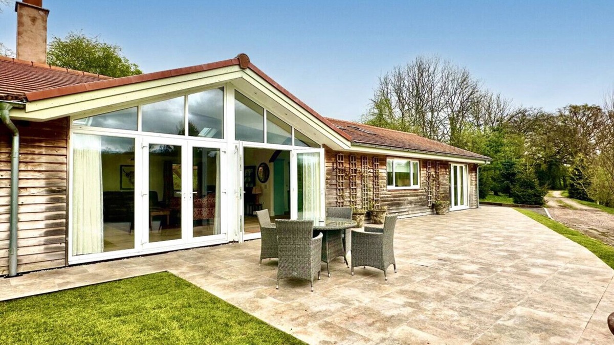 Worlington House | Bourne Lodge - Two Bedroom House, Sleeps 4