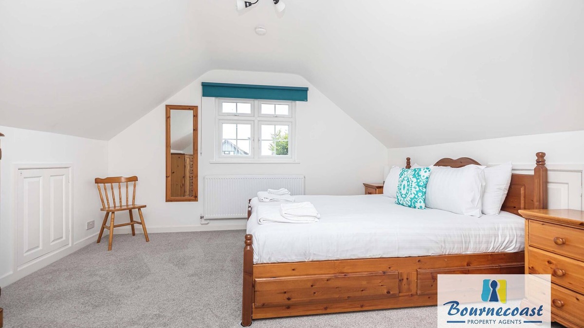 Mudeford House | Bournecoast: Five bedroom family chalet bungalow with garden - Mudeford - HB9600