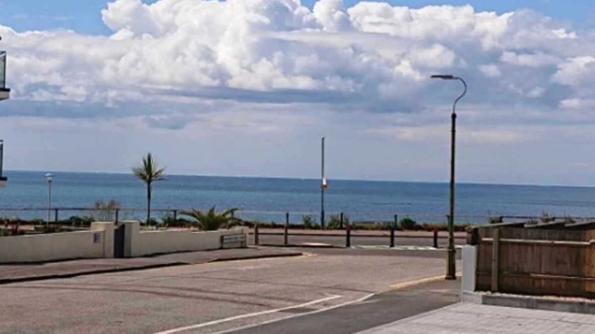 Southbourne Apartment | BOURNECOAST: MODERN PROPERTY WITH SEA VIEWS OPPOSITE THE SANDY BEACH - FM6193