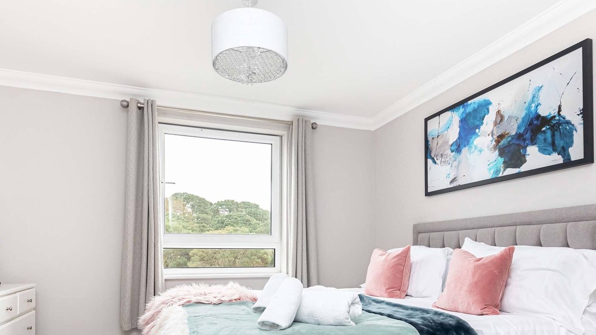 Westbourne Apartment | BOURNECOAST: MODERN APARTMENT - BALCONY & PARKING - NEAR SANDY BEACHES - FM6326
