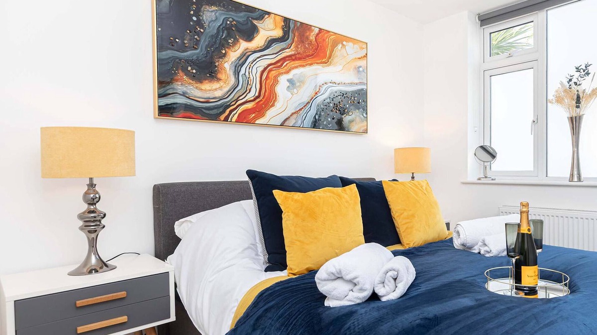 Southbourne Apartment | BOURNECOAST: NEAR BEACH AND RIVER, MODERN APARTMENT WITH SKY TV PACKAGE - FM6102