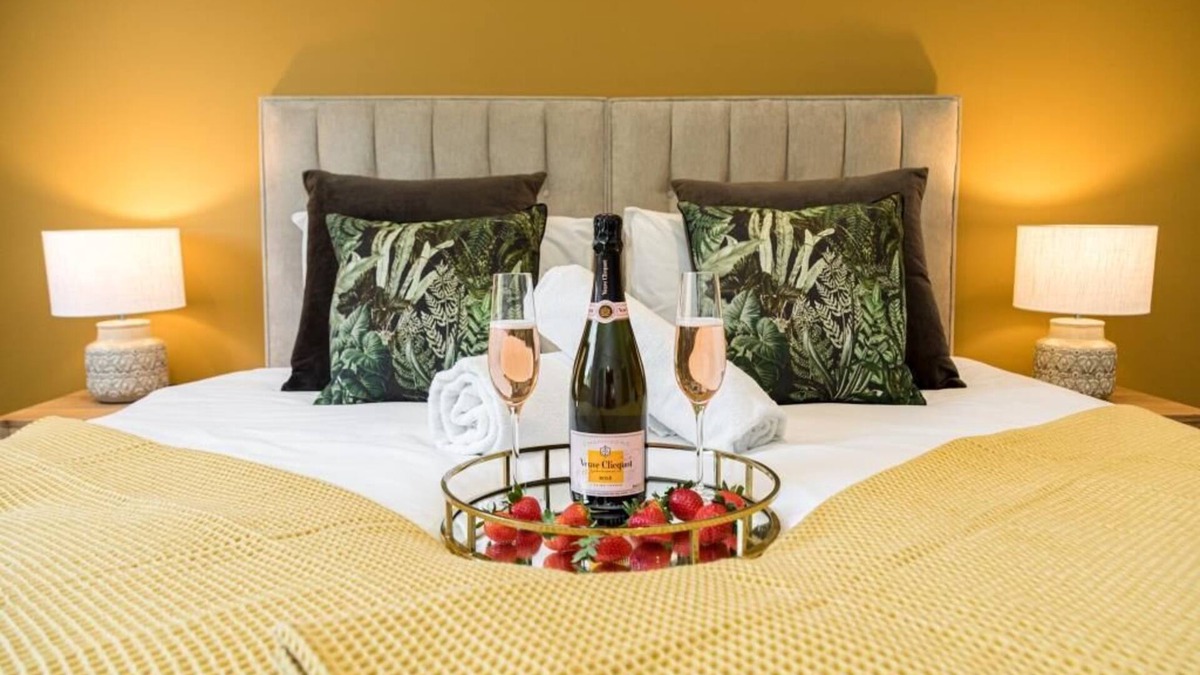 Boscombe Apartment | BOURNECOAST: STYLISH FLAT-BALCONY/SEA GLIMPSES-PARKING-10 MIN WALK TO BEACH-8405