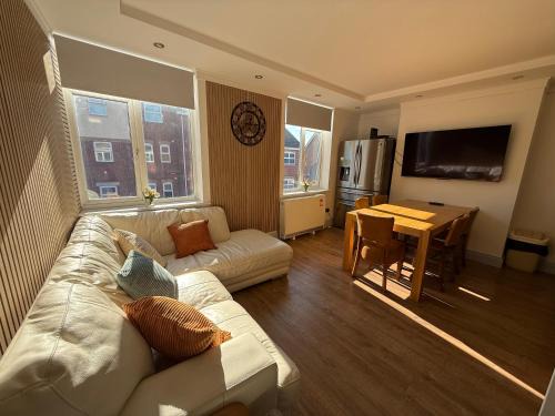 Boscombe Apartment | Bournemouth spacious 4BR duplex by AFC Stadium, Contractors, Groups, Families