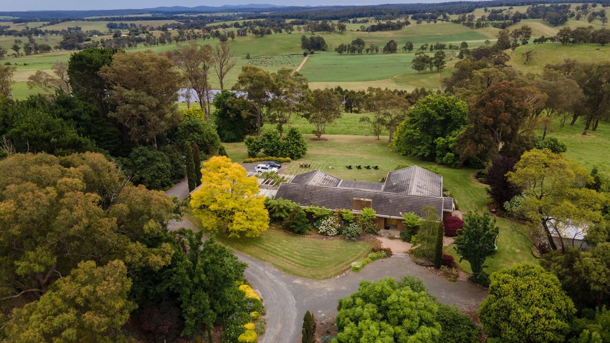 Orbost House | Boutique 4BR Home, Spacious Beautifully Appointed, Views + Breakfast Hamper