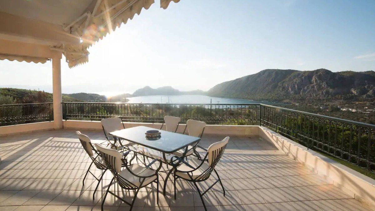 Limni Vouliagmenis Apartment | Boutique Apartment Near Majestic Salt Lake