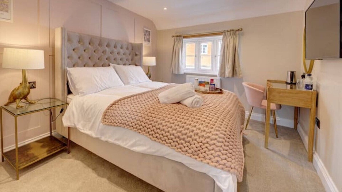 Henley-in-Arden House | Boutique bedroom within guesthouse