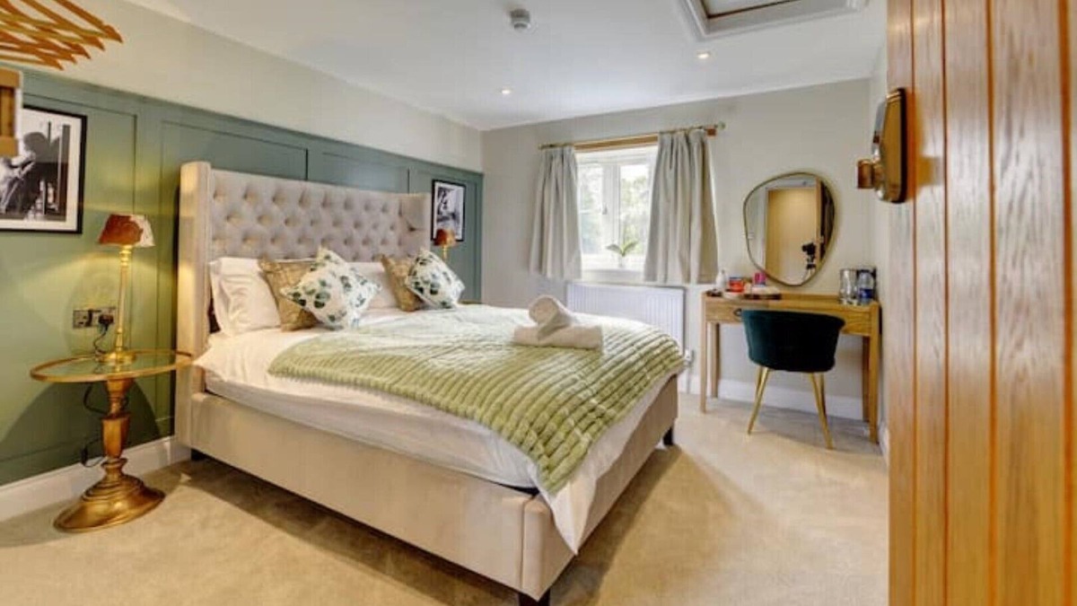 Henley-in-Arden House | Boutique bedroom within guesthouse