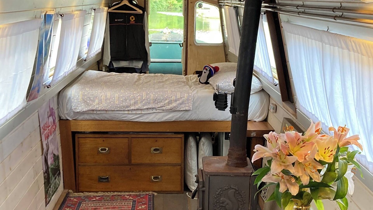 Somers Town Boat Rental | Boutique boat stay offering romantic accommodation in Central London.