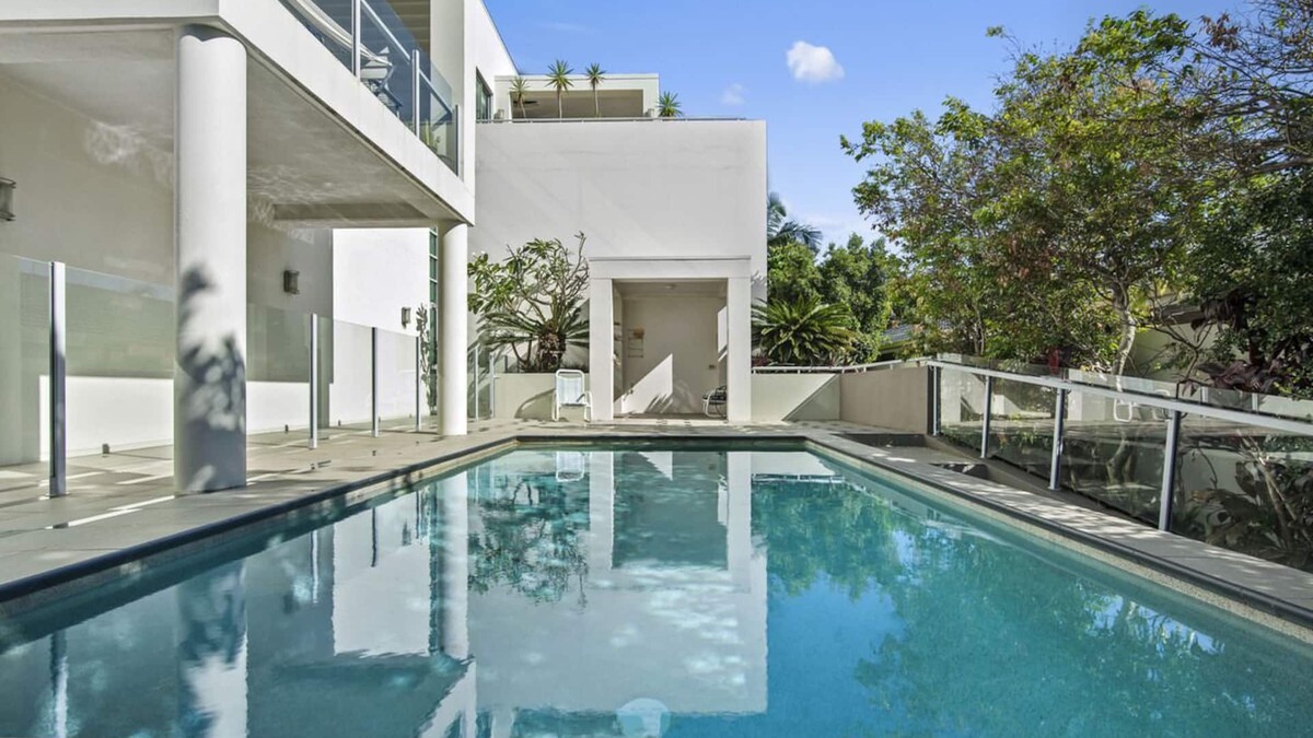 Mermaid Waters Apartment | Boutique building, 400m to beach, best bars, restaurants ,pool. Parking space