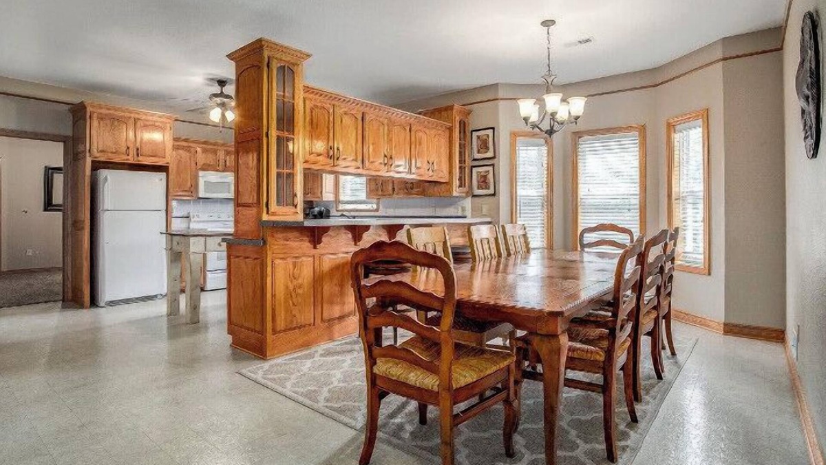 Lee's Summit House | Boutique Cottage on Gated Estate 3 bd 2 ba Getaway wifi cable ADA entry Hot Tub