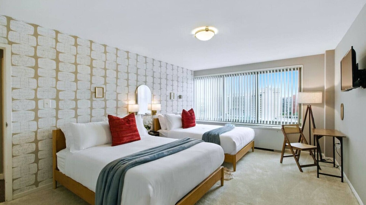 Aurora Highlands Apartment | Boutique DCA Penthouse-Sleeps 7