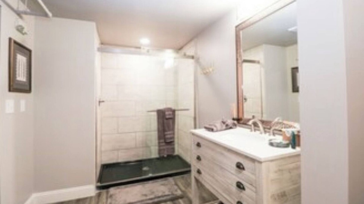 Seneca Bed & Breakfast | Boutique hotel in historic downtown Seneca. Room#1, Q/K combo.