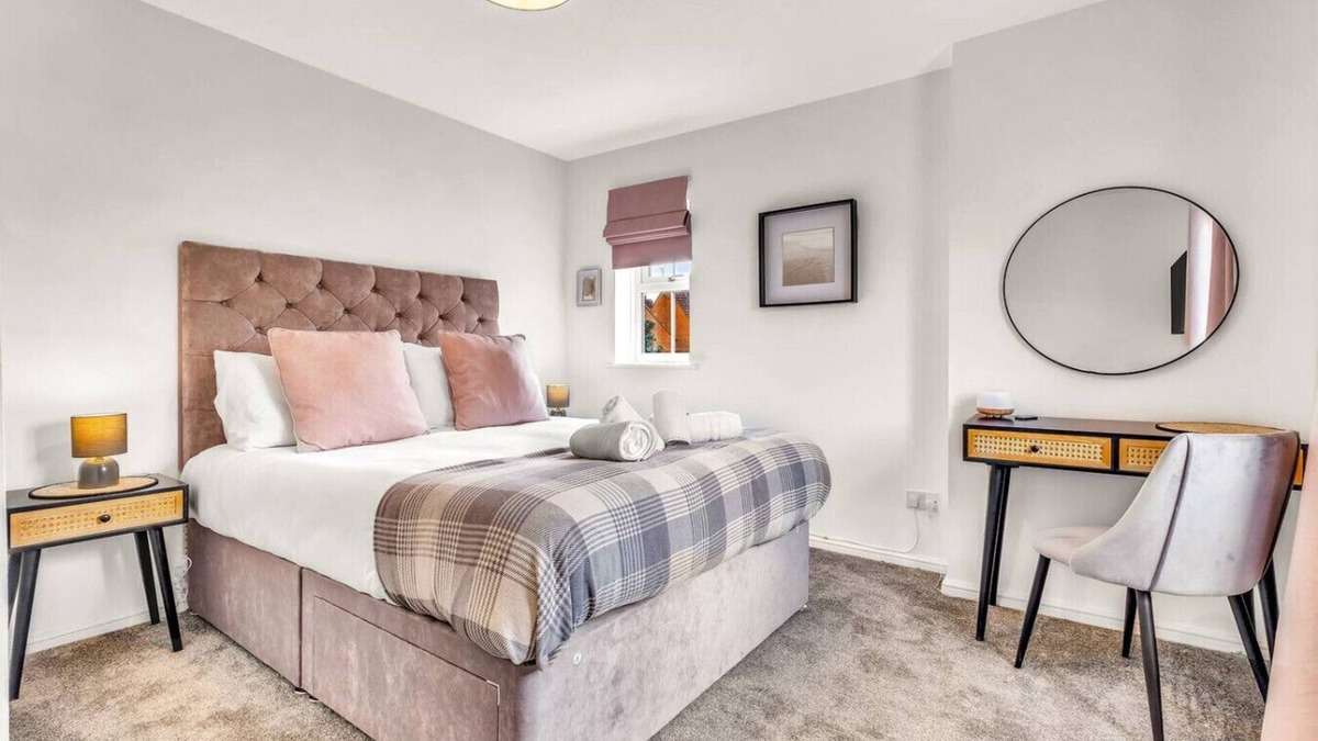Bletchley House | Boutique House Excellent Location Free Parking