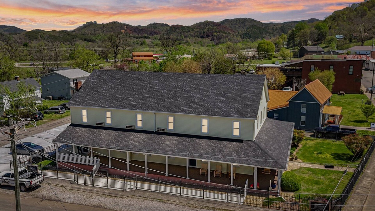 Tellico Plains Hotel | Boutique Inn, The Byrum Room 3B, Minutes from The Cherohala Skyway