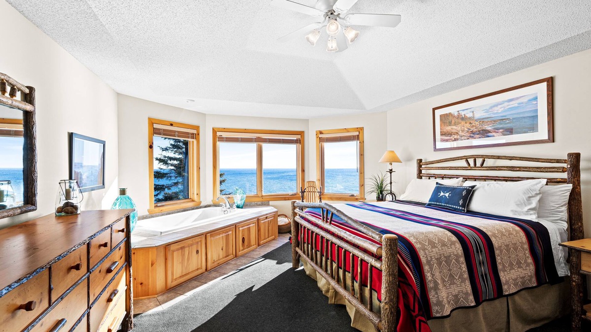 Beaver Bay House | Boutique Luxury On Lake Superior! Stunning Views Sunrise/Moon Waves Romantic