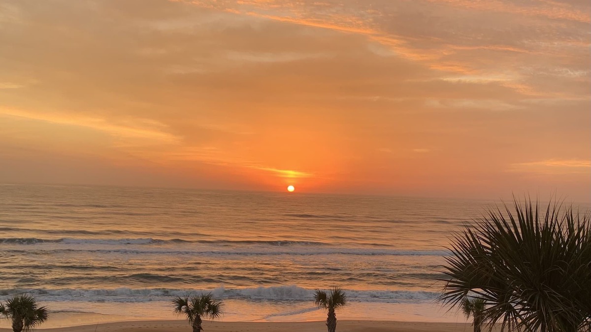 Glenwood Condo | BOUTIQUE OCEANFRONT PENTHOUSE CHARM