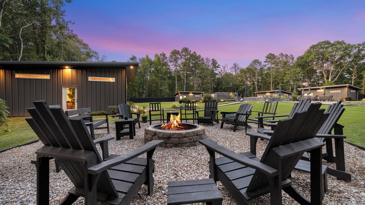 Royal Cabin | Boutique Resort for Grown-Ups – Hot Tub, Fire Pit, and Chill Vibes- Home 3