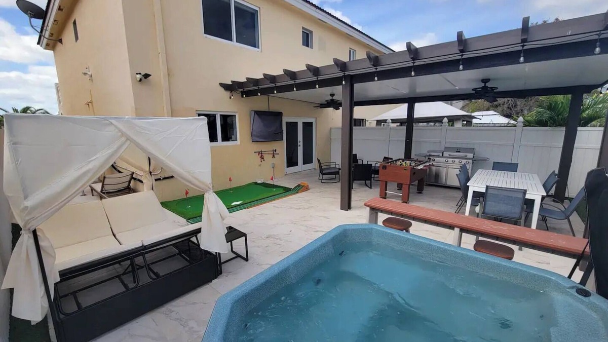 Princeton House | Boutique Style Home 3 Bedrooms Mini-Golf, BBQ, Hot Tub, EV-Charger Games Casino