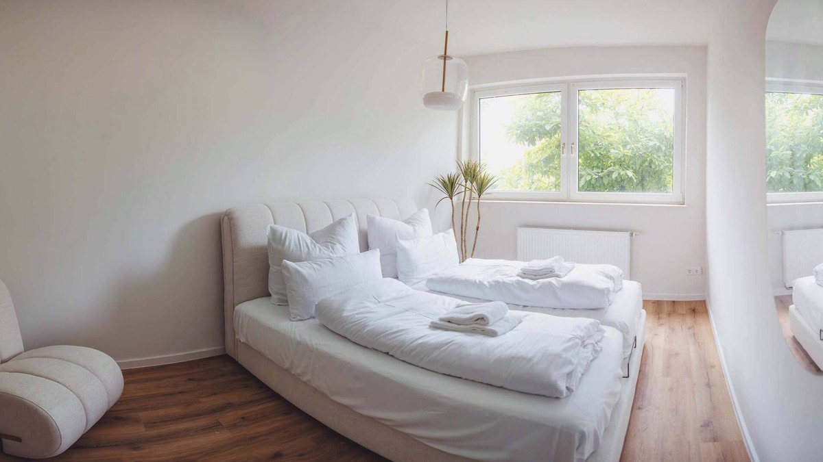 Celle Apartment | Boutique Suite by the Park w Parking