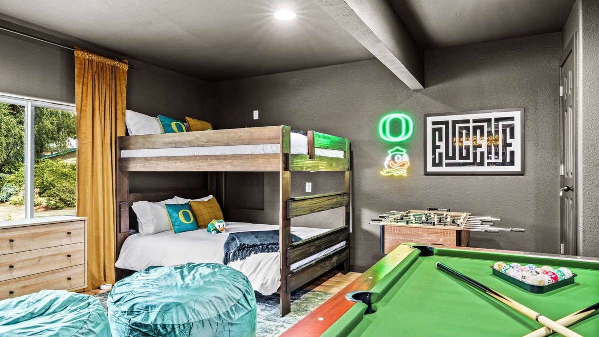 Harlow House | Boutique UO Stay Epic Game Room Walk to Autzen