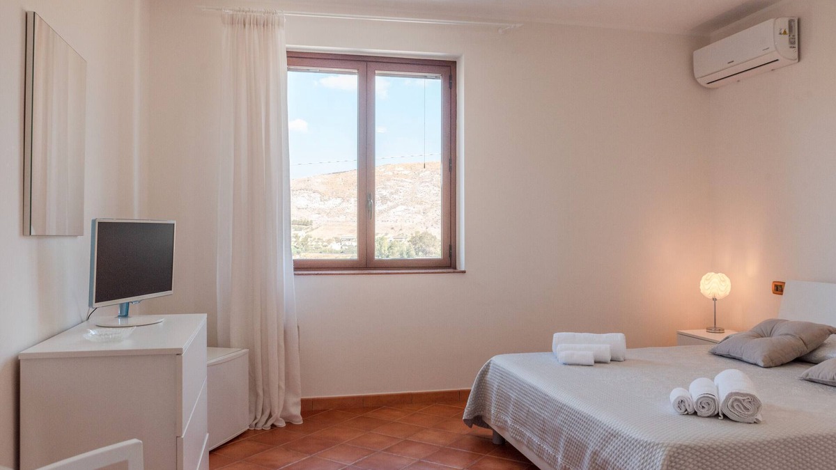 Montallegro Apartment | 'Bovo Marina' Room with Sea View, Shared Terrace and Air Conditioning