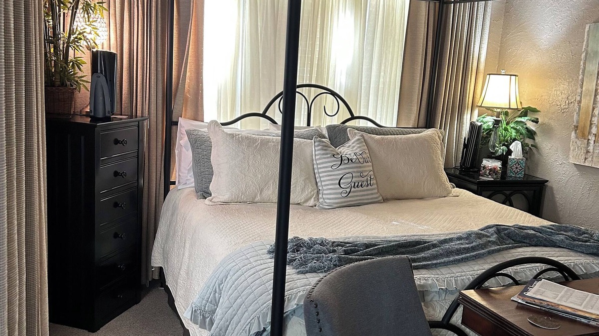 Kerrville House | Bow-wood Suite @ BoisD’Arc Bungalow & Suites - Rustic/Romantic Getaway