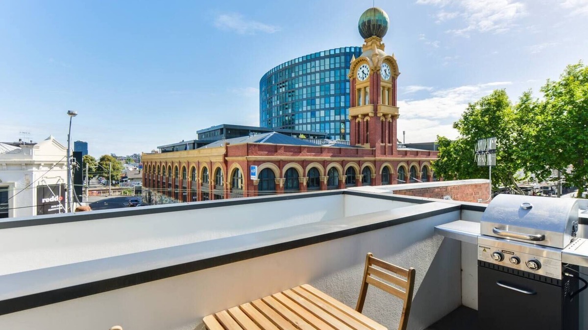 Richmond Apartment | BOWIE Sun soaked Comfort in the Heart of Richmond