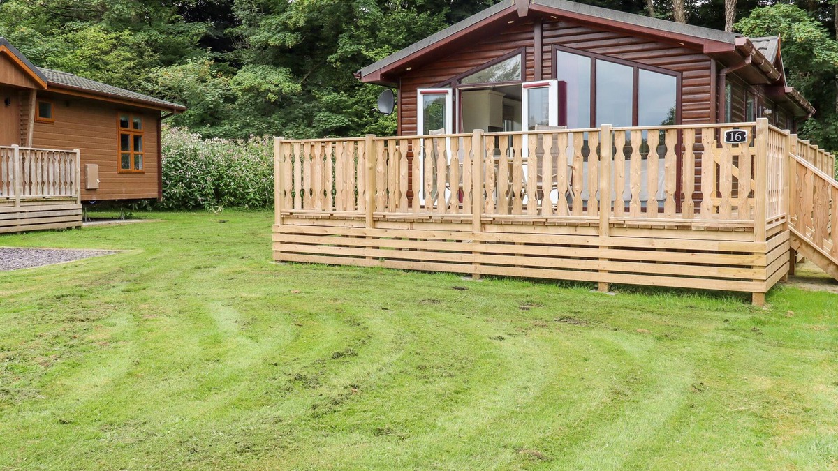 Knott End-on-Sea Cottage | BOWLAND LAKES LEISURE VILLAGE LODGE 16, pet friendly in Scorton