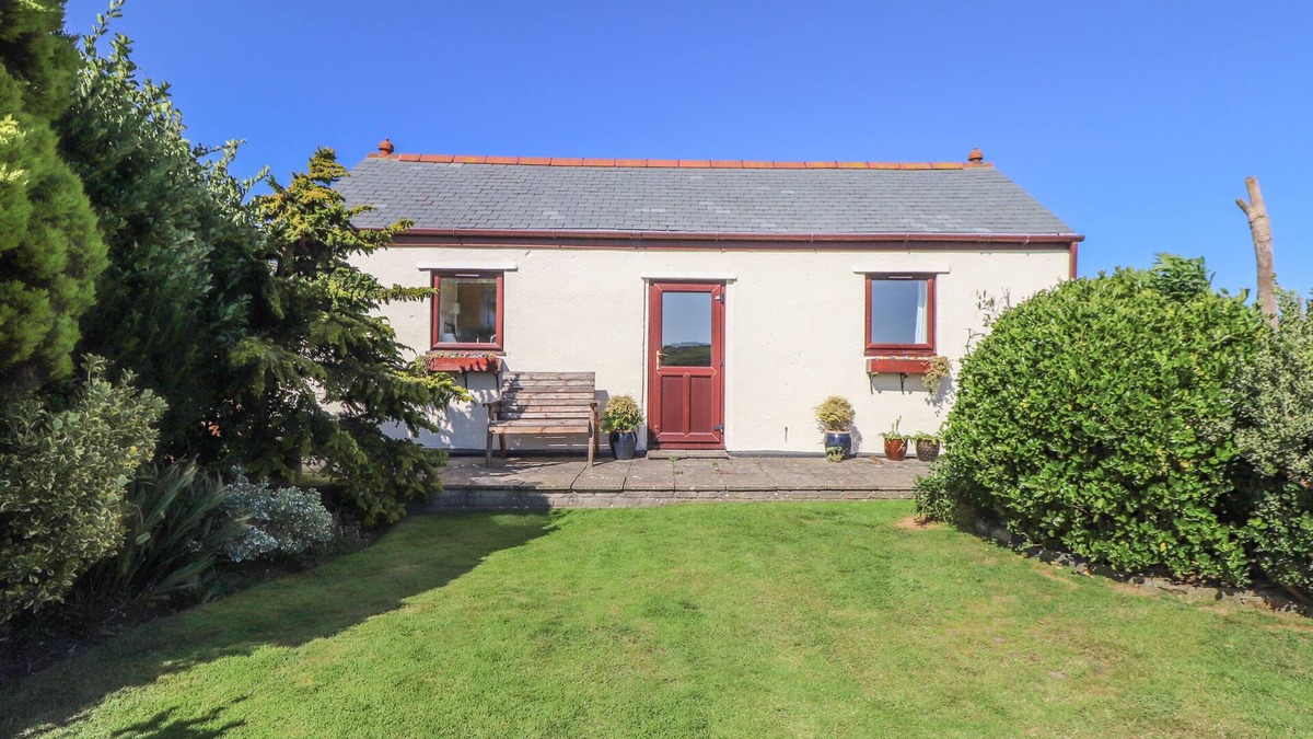 Carnbrea Cottage | BOWLING GREEN COTTAGE, pet friendly, with open fire in Camborne