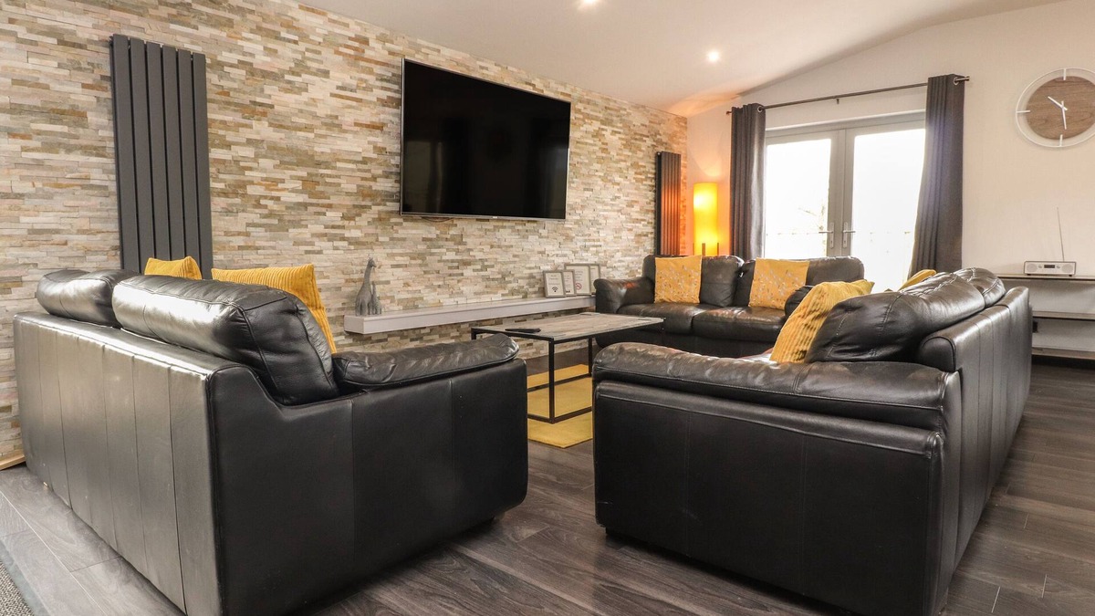 Wennington Cottage | BOX TREE ESCAPES, family friendly, with hot tub in Kirkby Lonsdale
