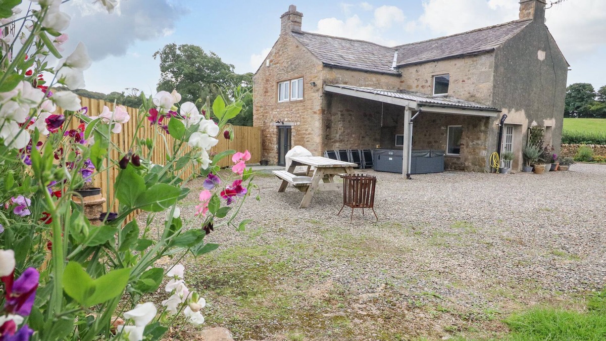 Wennington Cottage | BOX TREE FARM HOUSE, family friendly, with hot tub in Kirkby Lonsdale