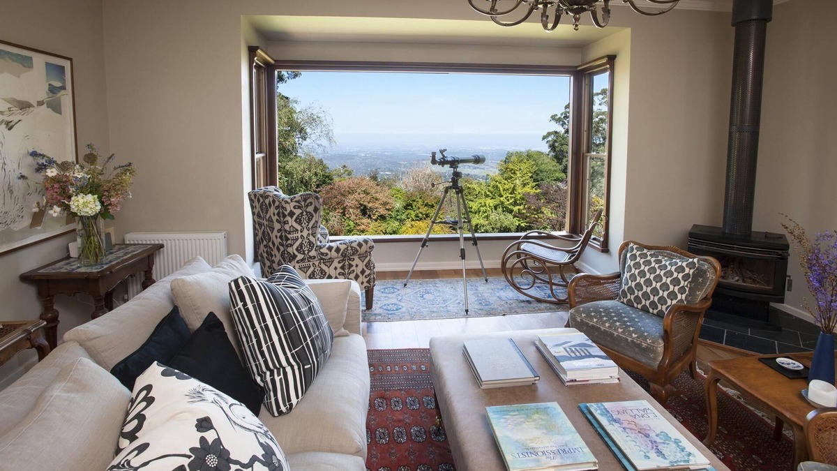 Ferny Creek House | Boyanda At Ferny Creek - A wonderfully historic home with amazing views over the bays and sparkling lights.
