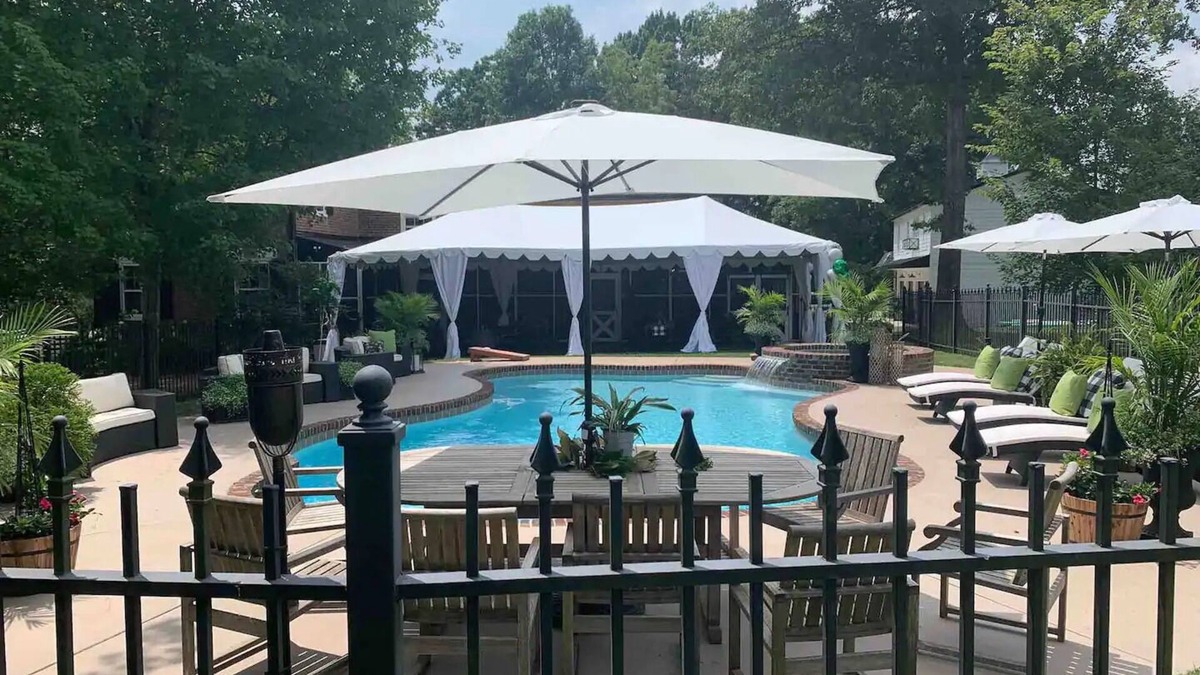 Mount Vernon Apartment | Boyd Harvey Main House And Carriage House 4 Bedroom Home by RedAwning