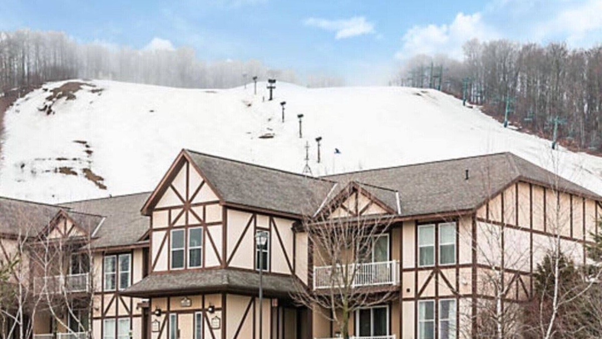 Boyne Falls Villa | Boyne Mountain 1 BR Condo Full Kitchen, in-unit washer/dryer, fireplace (A2)