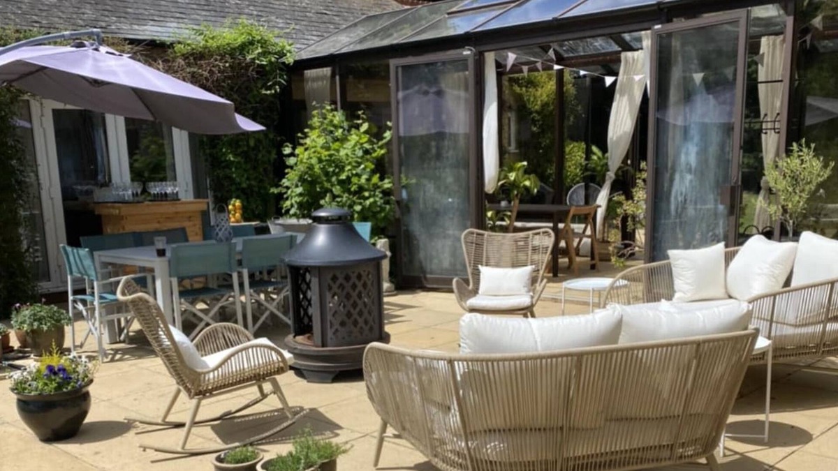 Earls Barton House | Bozeat House - Country Retreat