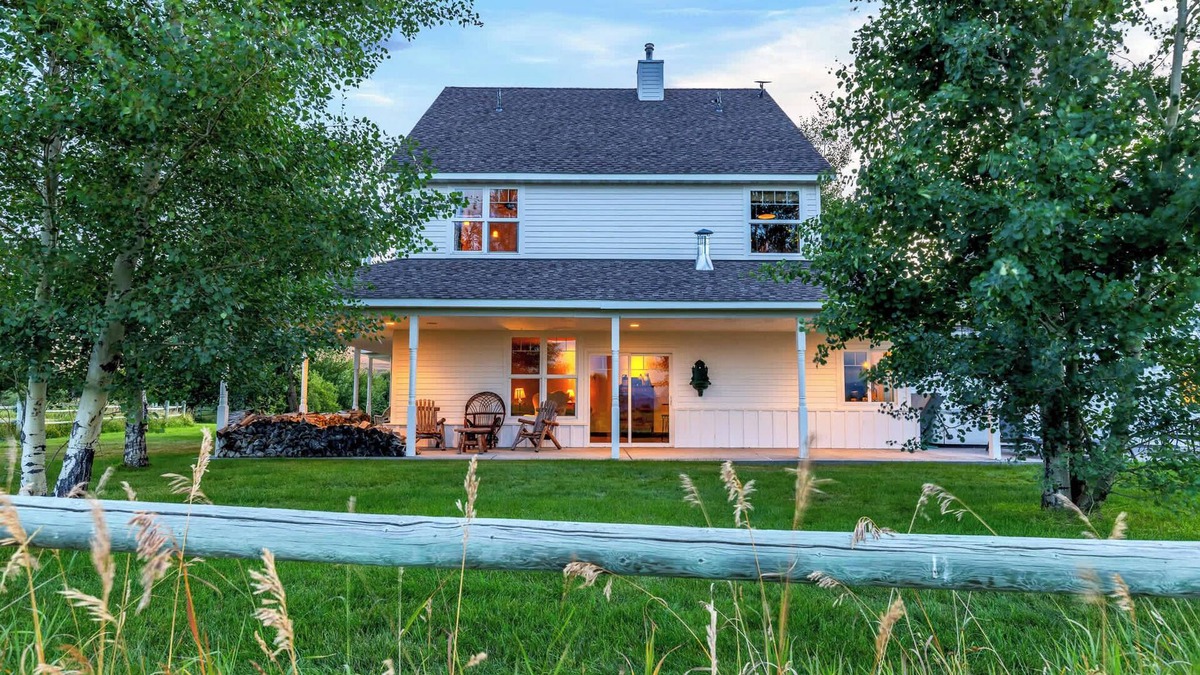 Bozeman House | Bozeman Farmstead - Country Side Stay & Mtn Views