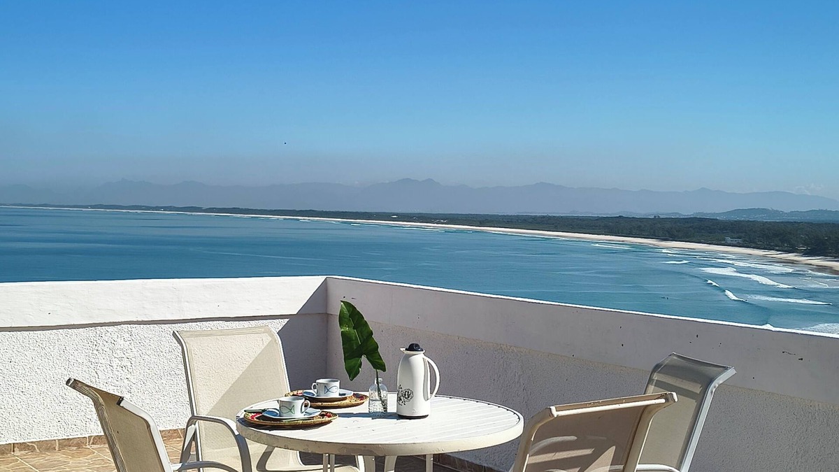 Barra de Guaratiba House | House with beautiful sea view, 5 minutes from the beach and trails of Barra de Guaratiba
