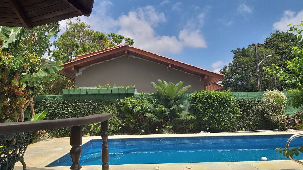 Porto da Lagoa House | Casa Grande e Confortável com Piscina, em Condomínio com Jardín e Churrasqueira