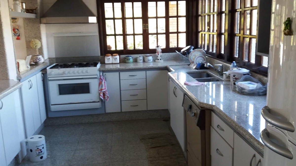 Parque Velho Hotel Cottage | House in verdant paradise with golden lake, gated community
