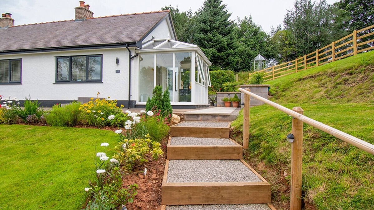 Hendrerwydd Cottage | Bracdy Cottage - One Bedroom Cottage, Sleeps 2