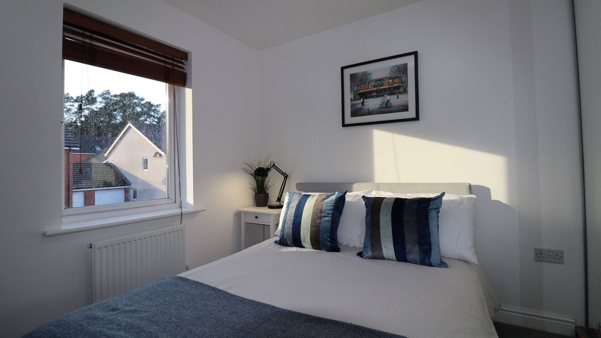 Bracknell Ski Chalet | Bracknell - Stylish - Three Bedroom (Three Bathroom) House