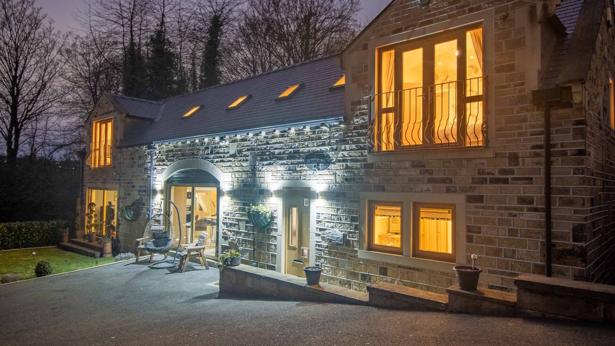 Fenay Bridge Cottage | BRADLEY MANOR, family friendly, with hot tub in Huddersfield