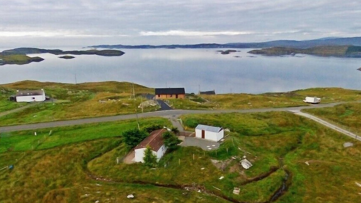 Harris Cottage | BRAEMORE CHALET, romantic, with open fire in Tarbert Isle Of Harris